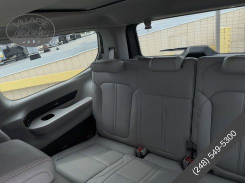 Used 2024 Jeep Wagoneer 4WD w/ Premium Group I image 11