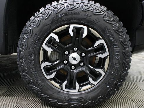 Used 2023 Chevrolet Silverado 1500 ZR2 w/ Technology Package AWD/4WD image 8