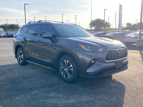 Used 2024 Toyota Highlander XLE FWD image 3