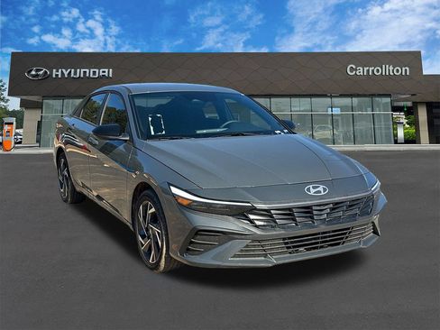 New 2025 Hyundai Elantra SEL FWD image 4