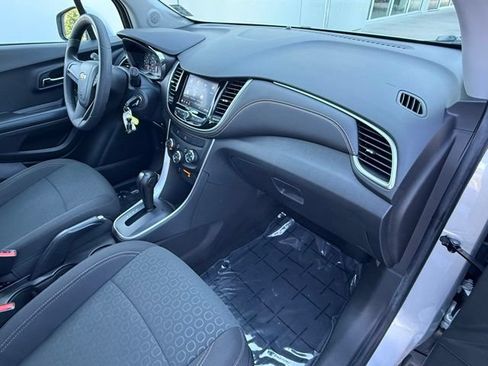 Used 2021 Chevrolet Trax LS FWD image 17