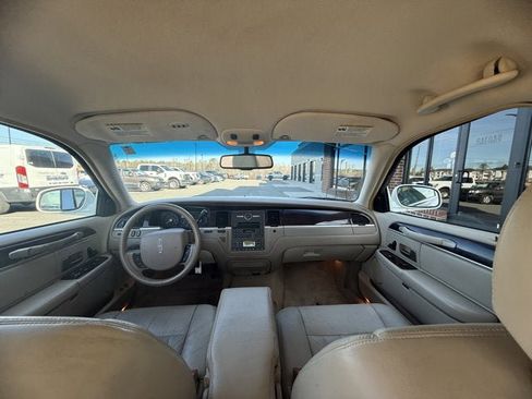 Used 2006 Lincoln Town Car Signature image 14