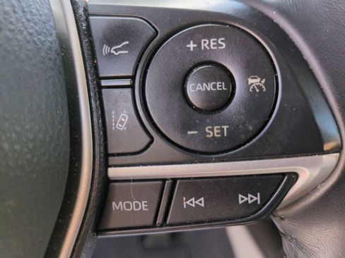 Used 2021 Toyota Camry XLE FWD image 18