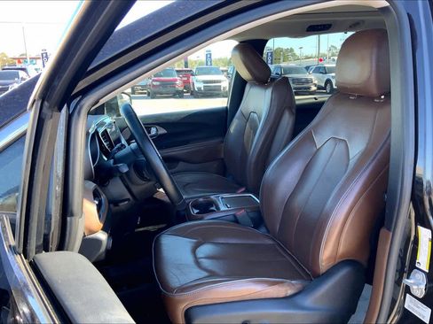 Used 2017 Chrysler Pacifica Limited image 7