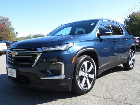 Used 2022 Chevrolet Traverse LT w/ LT Premium Package image 2