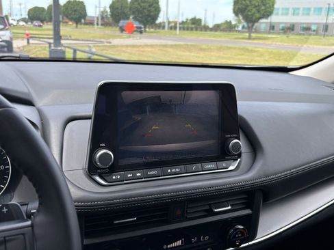 Used 2025 Nissan Rogue SV FWD image 24