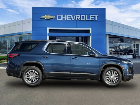 Certified 2023 Chevrolet Traverse LT w/ Rear Camera Mirror Package image 2