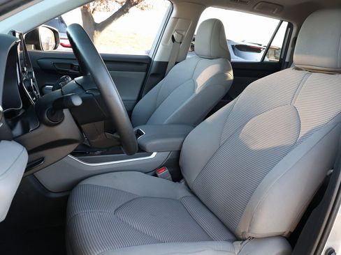 Used 2023 Toyota Highlander L image 26