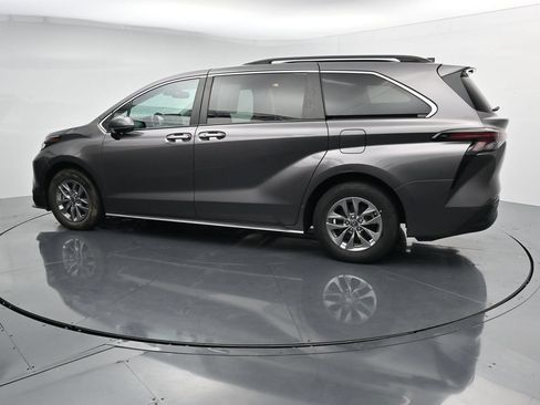 Used 2024 Toyota Sienna XLE FWD image 5