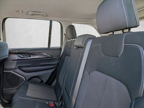 Used 2022 Jeep Grand Cherokee Laredo w/ Luxury Tech Group I image 15