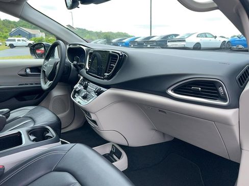 Used 2024 Chrysler Pacifica Touring-L FWD image 23