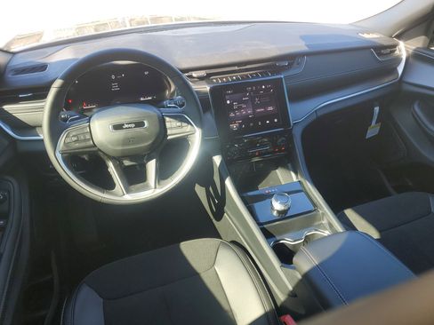 New 2025 Jeep Grand Cherokee Altitude image 9