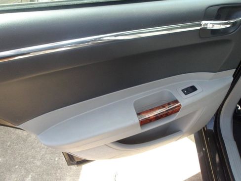 Used 2006 Chrysler 300 C w/ Protection Group II RWD image 15