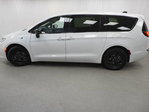 Certified 2024 Chrysler Pacifica Limited FWD image 15