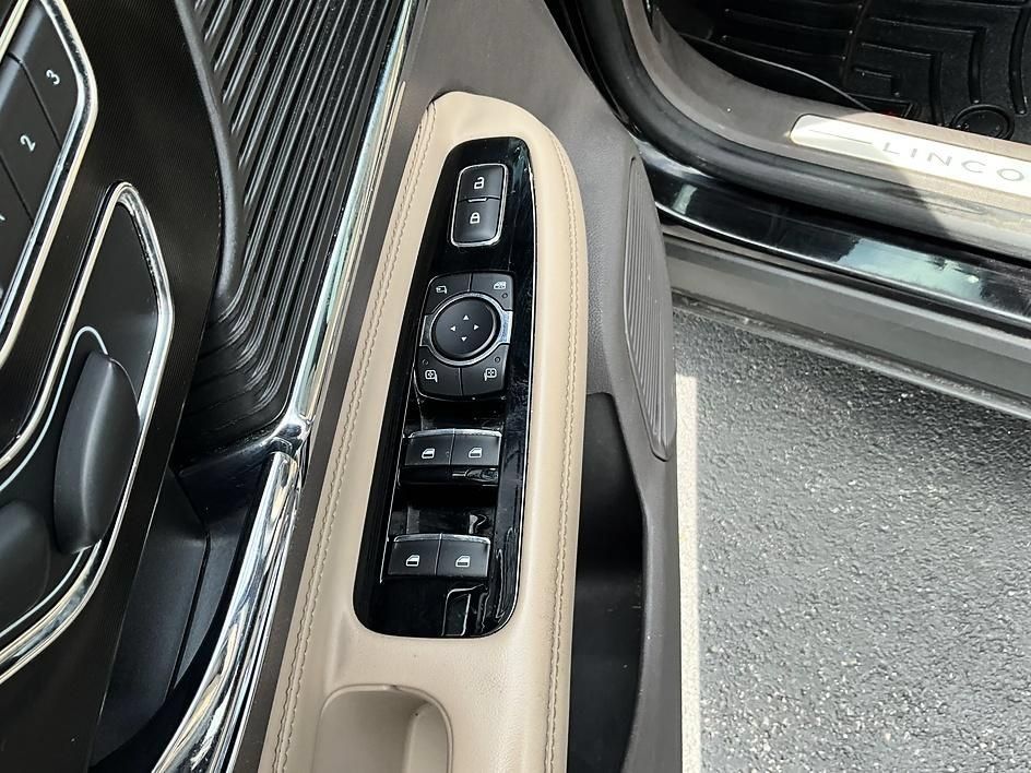 Used 2020 Lincoln Corsair AWD w/ Premium Package image 13