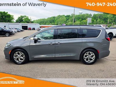 Used 2023 Chrysler Pacifica Limited FWD image 4
