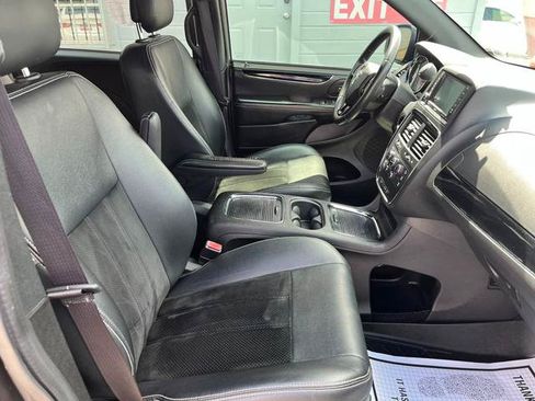Used 2017 Dodge Grand Caravan SXT w/ Blacktop Package FWD image 19