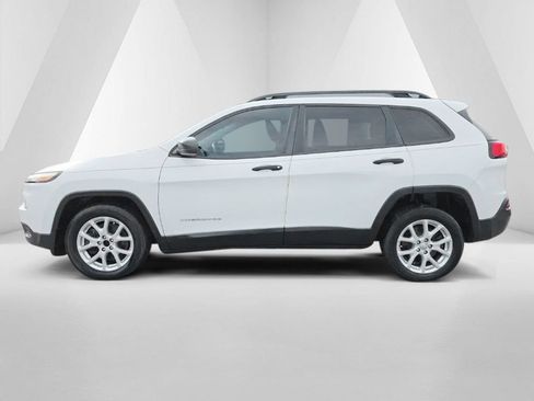 Used 2016 Jeep Cherokee Sport FWD image 8