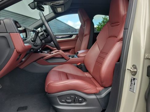 Certified 2025 Porsche Cayenne S AWD/4WD image 4
