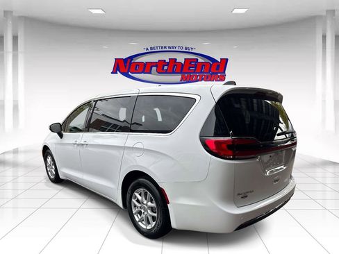 Used 2023 Chrysler Pacifica Touring-L FWD image 5