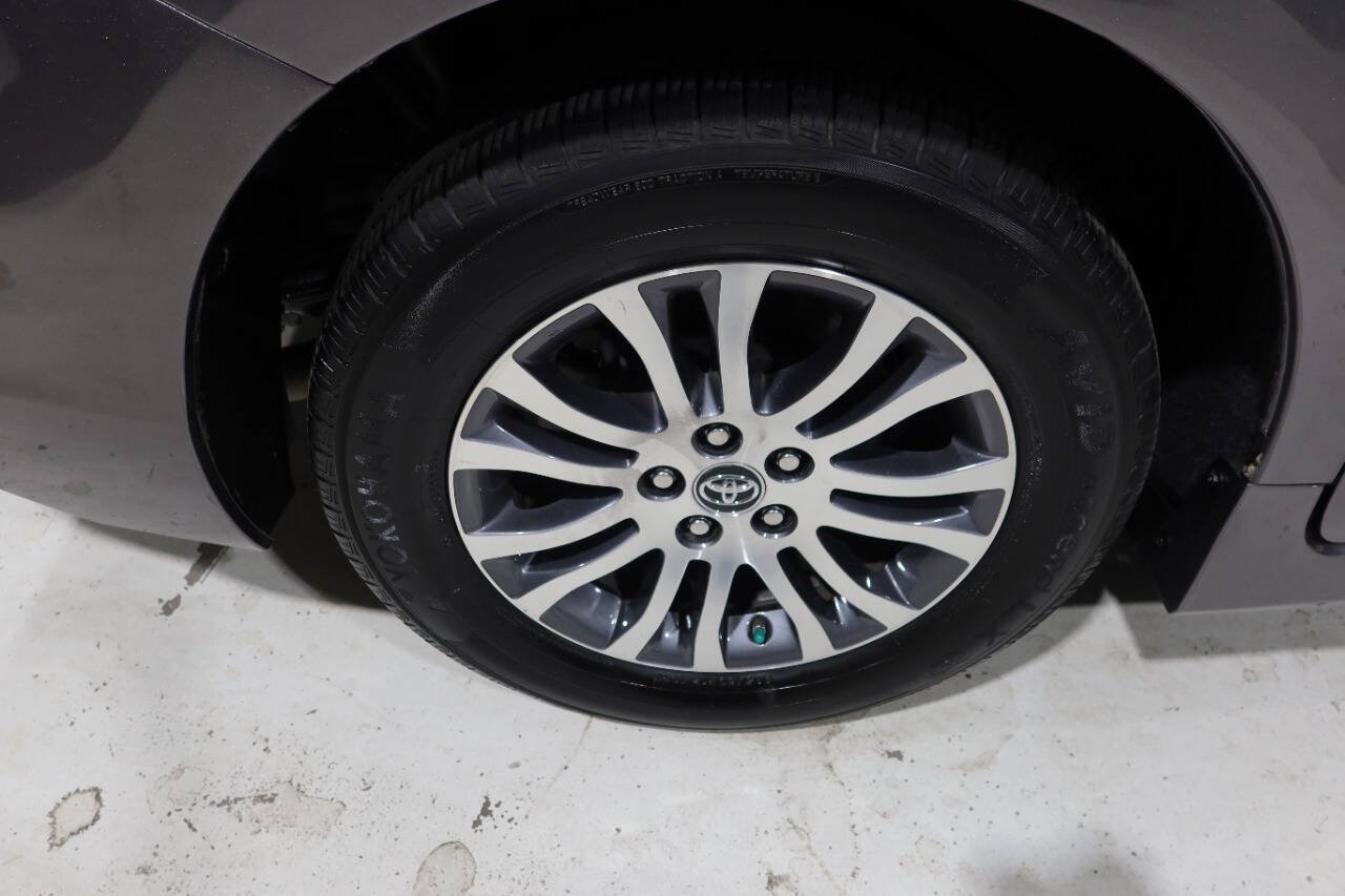 Used 2019 Toyota Sienna XLE w/ XLE Navigation Package FWD image 36