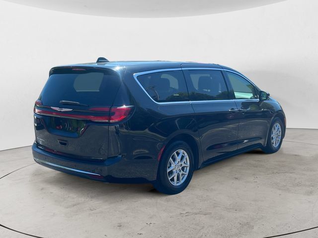 Used 2023 Chrysler Pacifica Touring-L FWD image 5