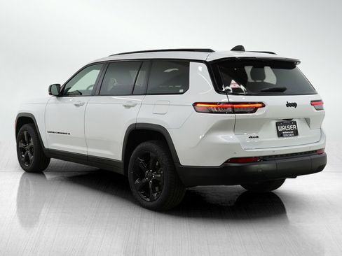 Used 2023 Jeep Grand Cherokee L Laredo image 3