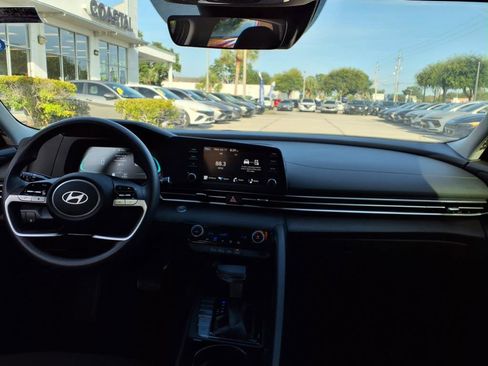 Used 2025 Hyundai Elantra Blue image 32