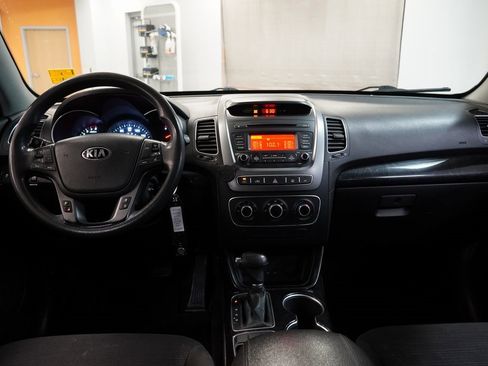 Used 2014 Kia Sorento LX image 9
