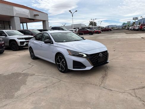 Used 2024 Nissan Altima 2.5 SR FWD image 3