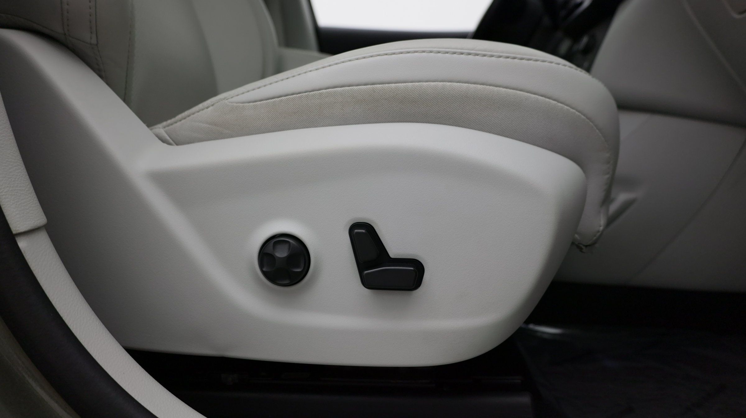 Used 2021 Jeep Cherokee Limited FWD image 38