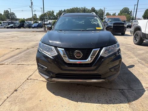 Used 2018 Nissan Rogue SV w/ Premium Package FWD image 2