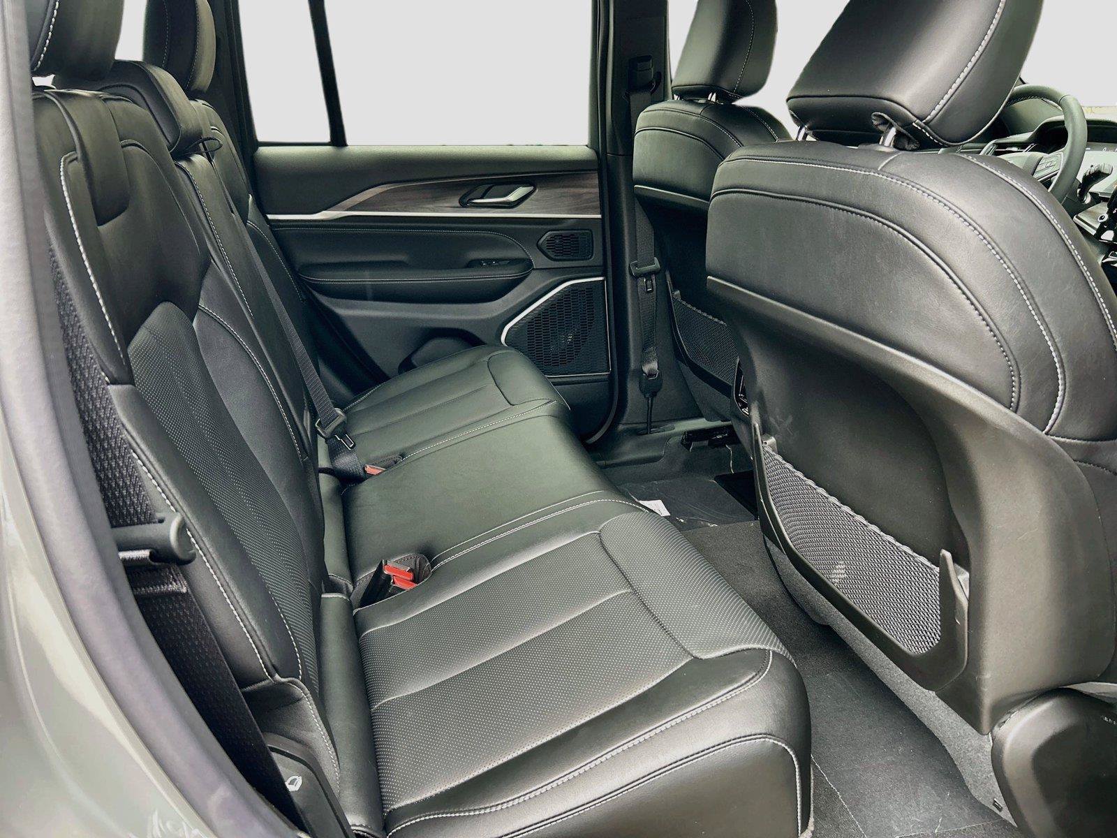 New 2027 Jeep Grand Cherokee Limited AWD/4WD image 24