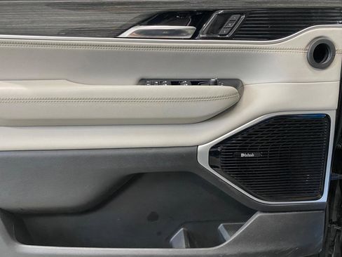 Used 2022 Jeep Wagoneer Series III w/ Premium Group I image 9