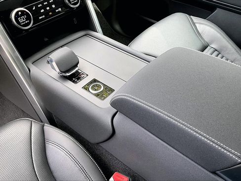 New 2026 Land Rover Discovery Dynamic SE image 9