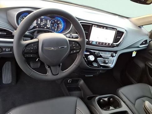 New 2026 Chrysler Pacifica Select AWD/4WD image 17