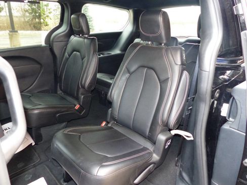 Used 2025 Chrysler Pacifica Select image 24