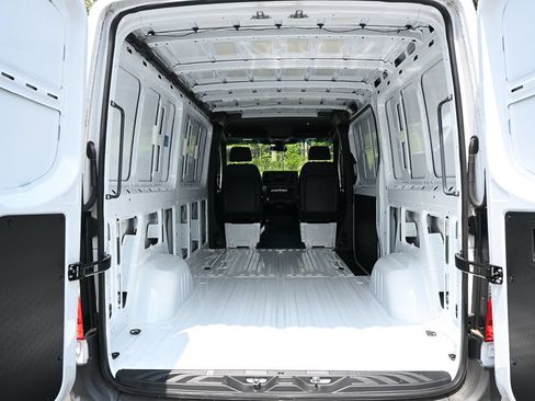 Used 2025 Mercedes-Benz Sprinter 2500 image 27