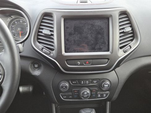 Used 2019 Jeep Cherokee Trailhawk w/ Cold Weather Group image 28