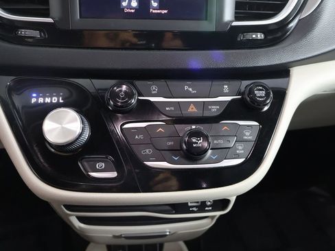 Used 2020 Chrysler Pacifica Touring-L FWD image 45