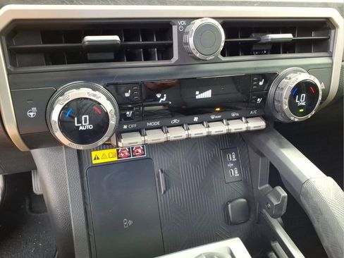 Used 2025 Toyota Tacoma Limited AWD/4WD image 22