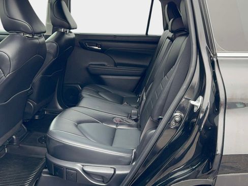 Used 2022 Toyota Highlander XLE image 14