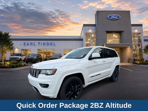 Used 2018 Jeep Grand Cherokee Altitude AWD/4WD image 4