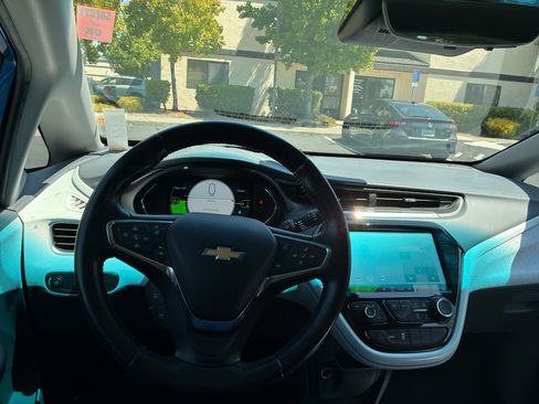 Used 2021 Chevrolet Bolt Premier w/ Infotainment Package FWD image 23