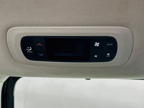 Used 2018 Chrysler Pacifica Touring-L FWD image 26