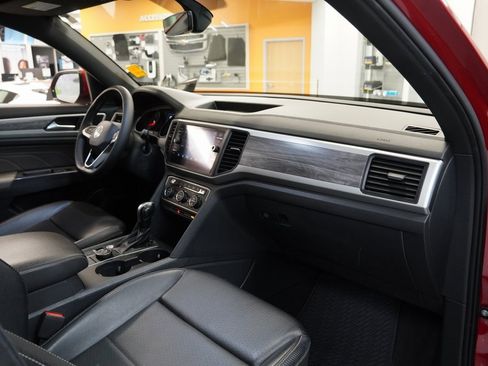 Used 2021 Volkswagen Atlas Cross Sport SE w/ Panoramic Sunroof Package image 34