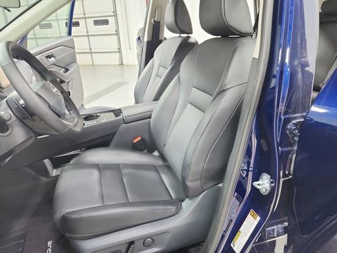 Used 2025 Nissan Rogue SV w/ SV Premium Package FWD image 19