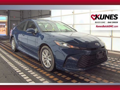 Used 2025 Toyota Camry SE image 4