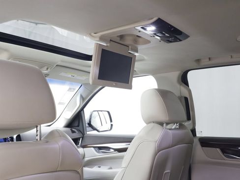 Used 2017 Cadillac Escalade ESV Luxury AWD/4WD image 17