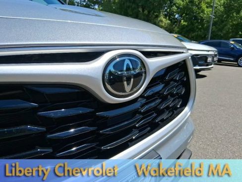 Used 2023 Toyota Highlander XLE AWD/4WD image 6